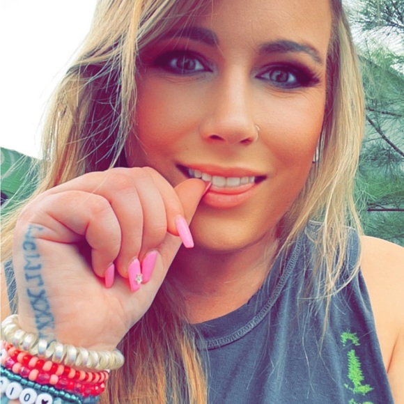 Meet your Posher, Ashlyn :) - Picture 2 of 16